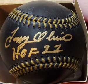Tony Oliva Autographed Black Ball with HOF22 Inscription v1